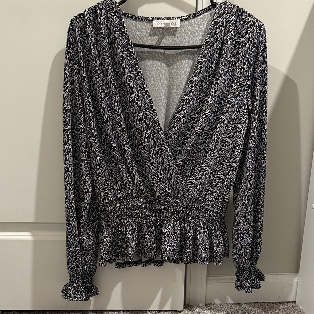 Women’s Chic Black and White Patterned Blouse Size M 8016